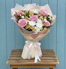 Букет цветов из:  Гвоздики, Орхидеи и Розы в Сарс