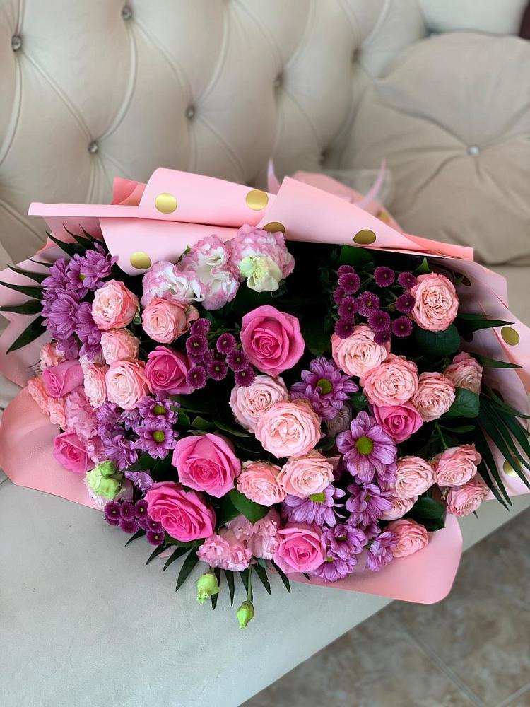 Букет цветов из: Хризантемы, Розы и Лизиантусы в Сарс