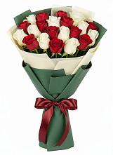 Букет Микс из красных и белых роз в Сарс