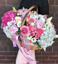 Цветочная композиция из Розы, Хризантемы, Пионы и Лизиантусы в корзине в Сарс