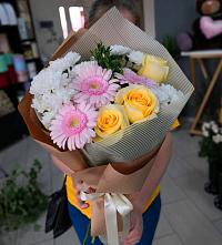 Букет цветов из:  Герберы, Розы и Хризантемы в Сарс