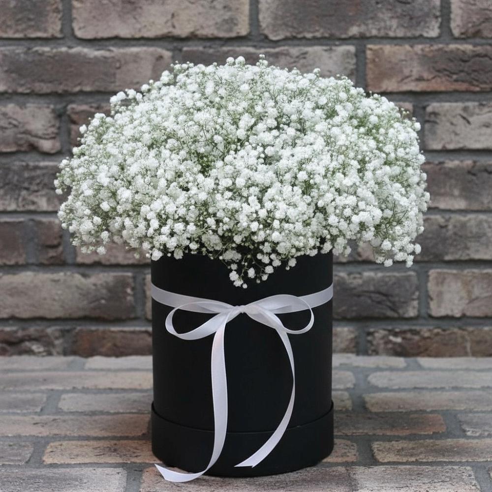 Цветочная композиция из Гипсофила в шляпной коробке в Сарс