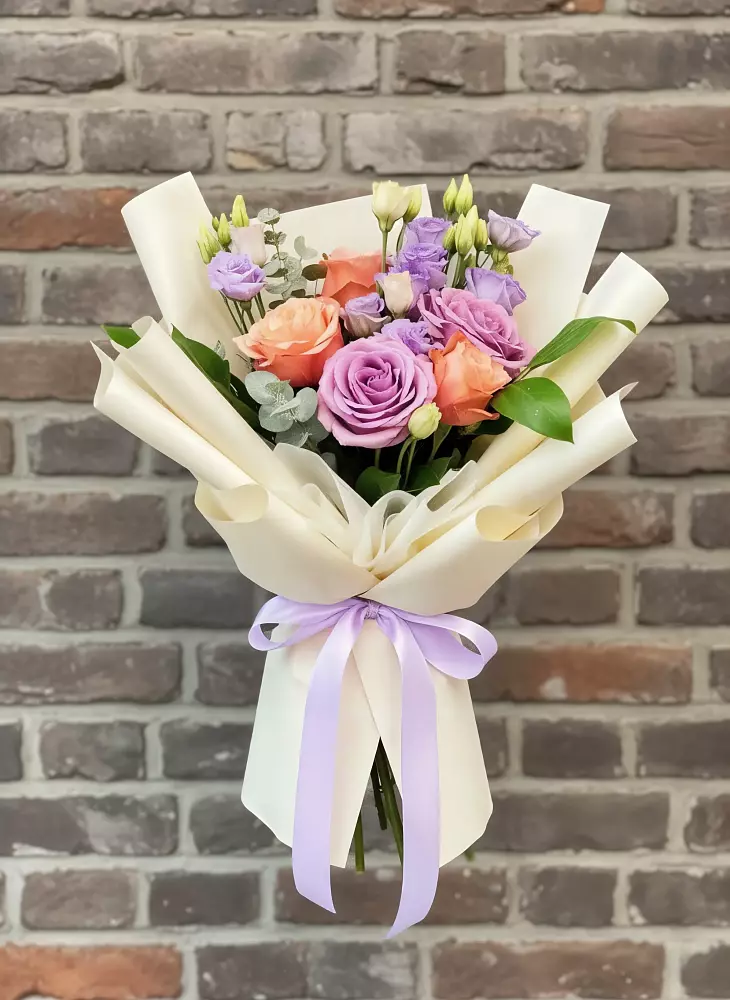 Букет цветов из: Лизиантусы и Розы в Сарс