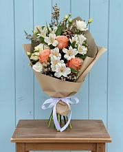 Букет цветов из:  Альстромерии, Лизиантусы, Розы и Хризантемы в Сарс