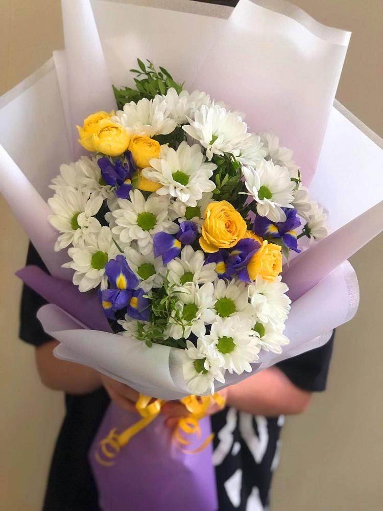 Букет цветов из: Ирисы, Хризантемы и Розы в Сарс