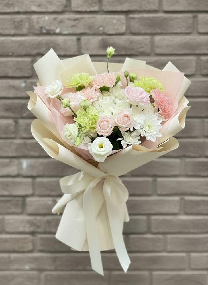 Букет цветов из: Гвоздики, Розы, Лизиантусы и Хризантемы в Сарс
