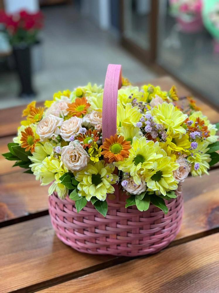 Цветочная композиция из Хризантемы и Розы в корзине в Сарс