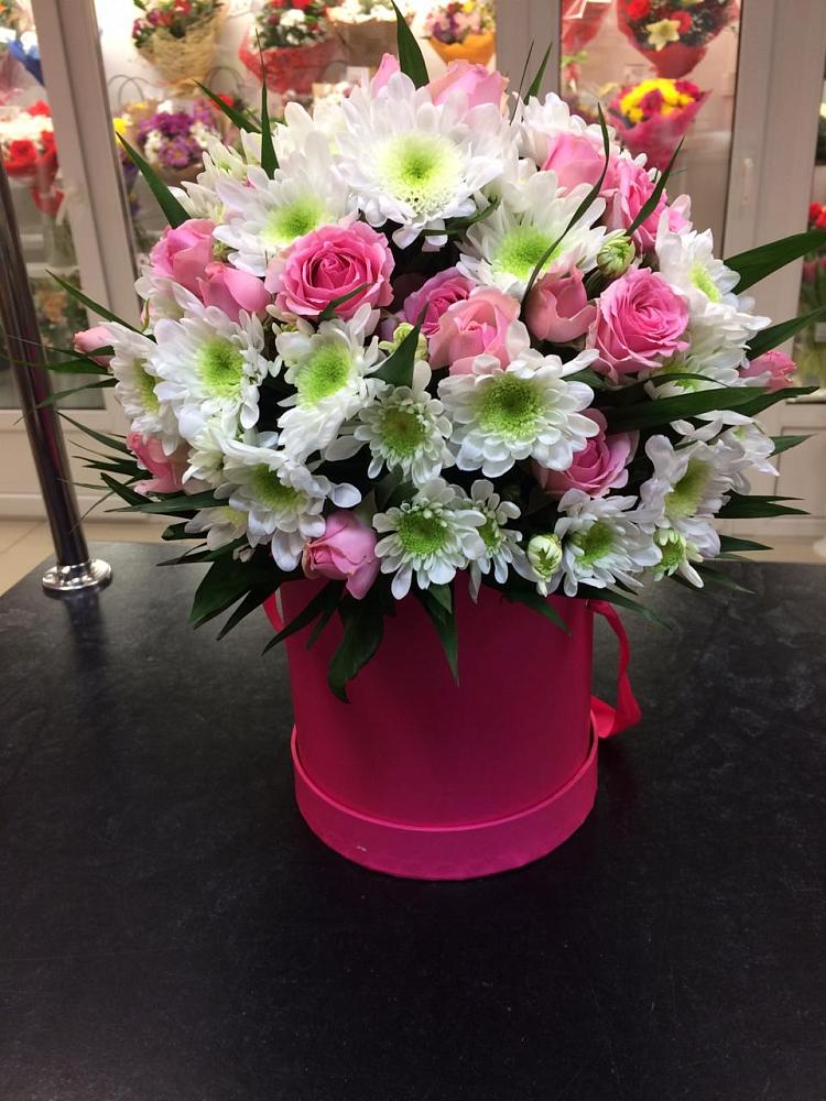 Цветочная композиция из Розы и Хризантемы в шляпной коробке в Сарс