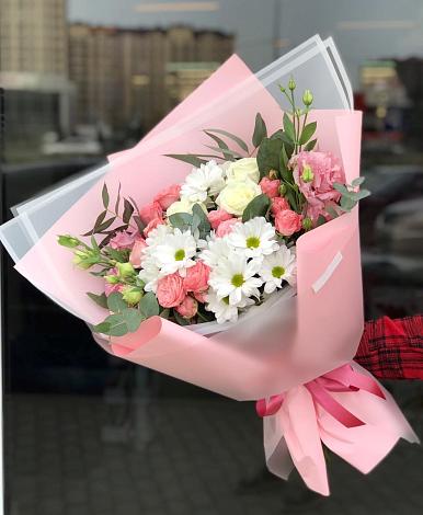 Букет цветов из: Розы, Лизиантусы и Хризантемы в Сарс