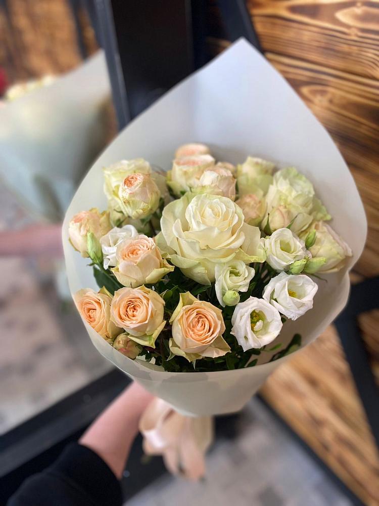 Букет цветов из: Розы и Лизиантусы в Сарс